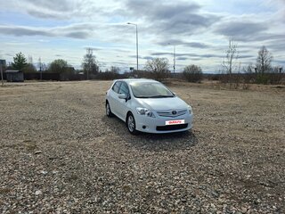 2010 Toyota Auris I Рестайлинг, белый, 650000 рублей, вид 4
