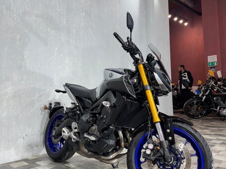 2018 Yamaha MT-09 (FZ-09), серый, 915000 рублей, вид 4