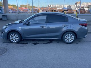 2021 Kia Rio IV Рестайлинг, серый, 1250000 рублей, вид 4