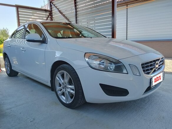 2011 Volvo S60 II, белый - вид 2