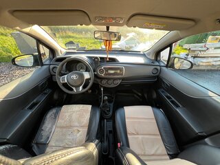 2013 Toyota Yaris III, фиолетовый, 680000 рублей, вид 5