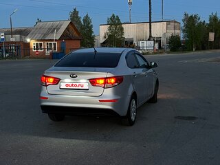 2016 Kia Rio III Рестайлинг, серебристый, 1050000 рублей, вид 5