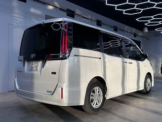 2018 Toyota Esquire I Рестайлинг, белый, 2430000 рублей, вид 2
