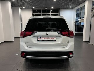 2016 Mitsubishi Outlander III Рестайлинг 2, белый, 1550000 рублей, вид 4