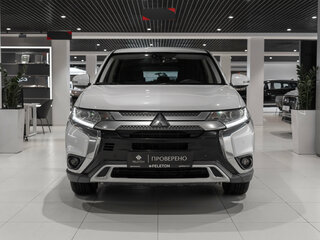 2018 Mitsubishi Outlander III Рестайлинг 3, белый, 2000000 рублей, вид 3