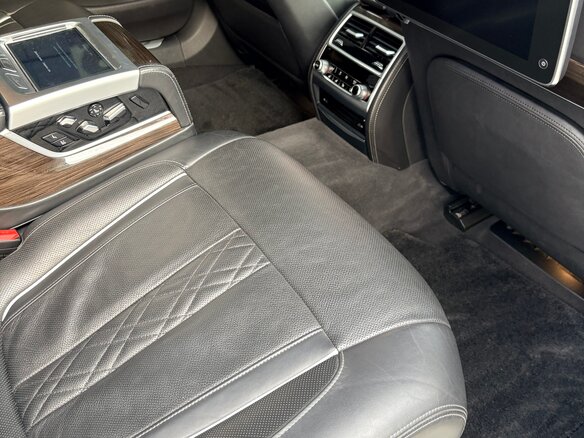 2017 BMW 7 серии Long 750Li xDrive VI (G11/G12), чёрный, 3800000 рублей - вид 24