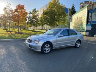 2001 Mercedes-Benz C-Класс 240 II (W203), серебристый, 445000 рублей, вид 1