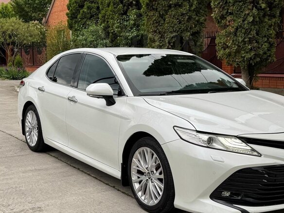 2020 Toyota Camry VIII (XV70), белый, 2450000 рублей - вид 1