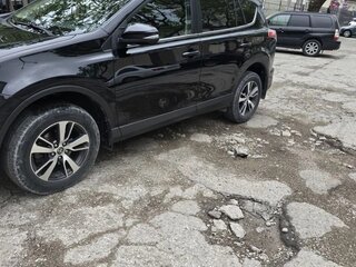 2017 Toyota RAV4 IV (XA40) Рестайлинг, чёрный, 1950000 рублей, вид 4