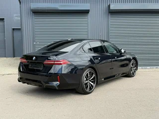 2025 BMW 5 серии 530i xDrive VIII (G60/G61/G68), чёрный, 9790000 рублей, вид 4