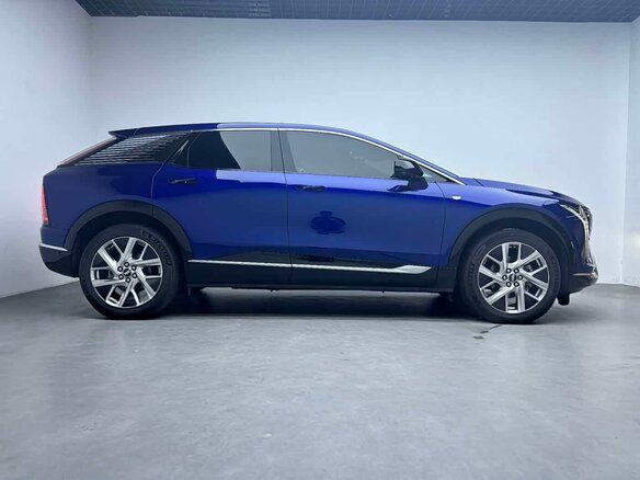 2026 Cadillac Lyriq, синий, 8000000 рублей - вид 4