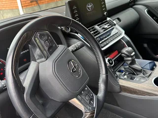 2022 Toyota Land Cruiser 300 Series, чёрный, 9000000 рублей, вид 4