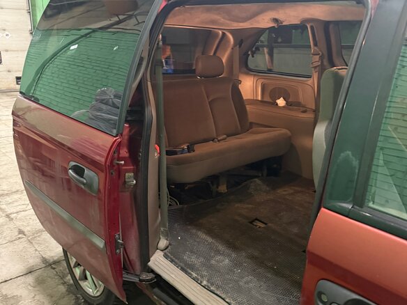 2001 Dodge Caravan 3-speed IV, красный, 590000 рублей - вид 10