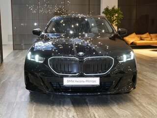 2025 BMW 5 серии Long 530Li xDrive VIII (G60/G61/G68), чёрный, 7480000 рублей, вид 2
