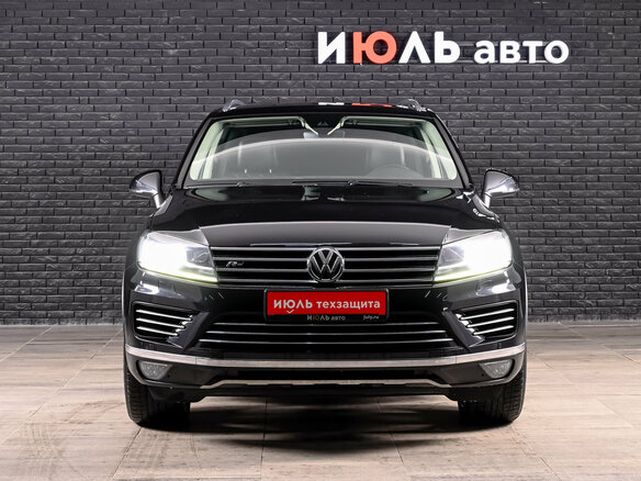 2016 Volkswagen Touareg II Рестайлинг, чёрный - вид 2