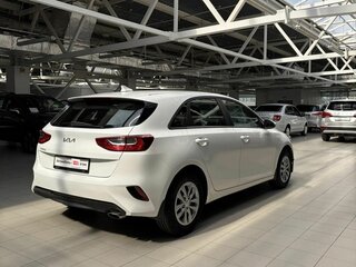 2022 Kia Ceed III Рестайлинг, белый, 1990000 рублей, вид 3