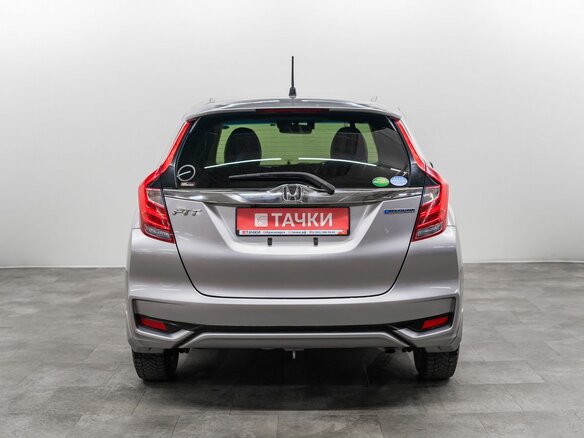 2018 Honda Fit III Рестайлинг, серебристый, 1075000 рублей - вид 2