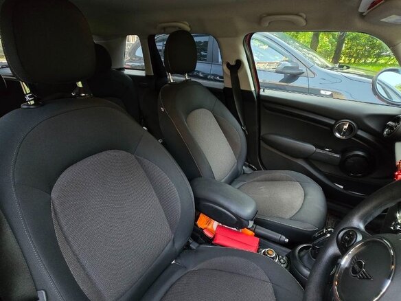 2020 Mini Hatch One III (F55/F56) Рестайлинг, красный, 1650000 рублей - вид 4
