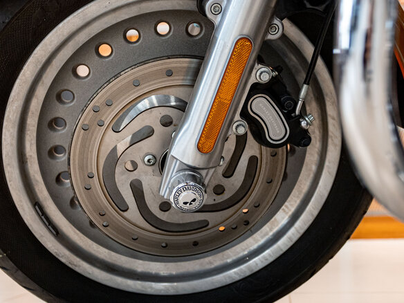 2008 Harley-Davidson Fat Boy, золотистый, 1300000 рублей - вид 36