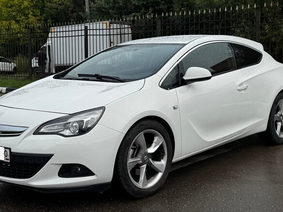 2013 Opel Astra GTC J Рестайлинг, белый, 1200000 рублей