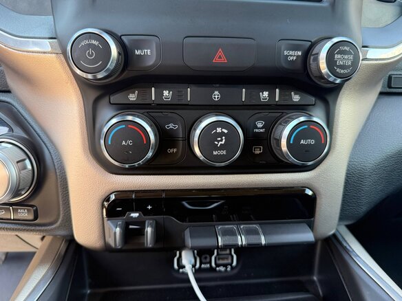 2019 Ram 1500 Crew Cab V, серый, 5700000 рублей - вид 12
