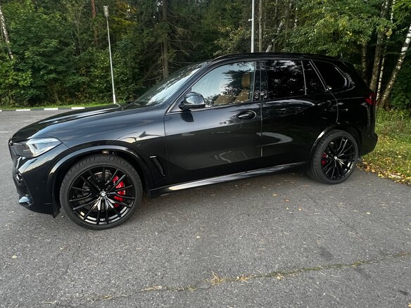 2021 BMW X5 40i IV (G05/G18), чёрный, 6990000 рублей - вид 2