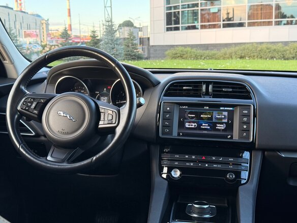 2017 Jaguar F-Pace I, чёрный, 2395000 рублей - вид 8
