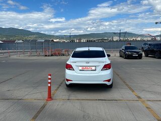 2015 Hyundai Solaris I Рестайлинг, белый, 890000 рублей, вид 4
