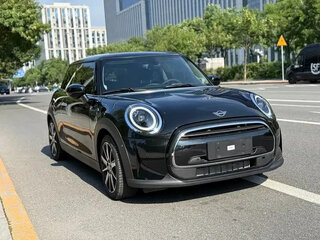 2023 Mini Hatch Cooper III (F55/F56) Рестайлинг 2, чёрный, 2497300 рублей, вид 3