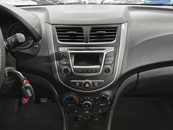 2015 Hyundai Solaris I Рестайлинг, оранжевый - вид 13