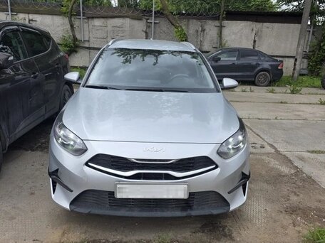 2022 Kia Ceed III Рестайлинг, серебристый, 1700000 рублей, вид 1