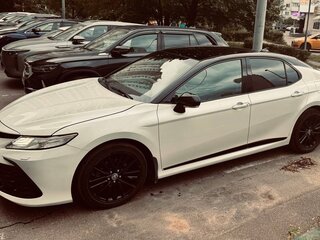 2021 Toyota Camry VIII (XV70) Рестайлинг, белый, 3459000 рублей, вид 5