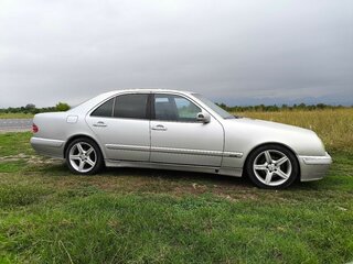 2001 Mercedes-Benz E-Класс 240 II (W210, S210) Рестайлинг, серебристый, 560000 рублей, вид 3