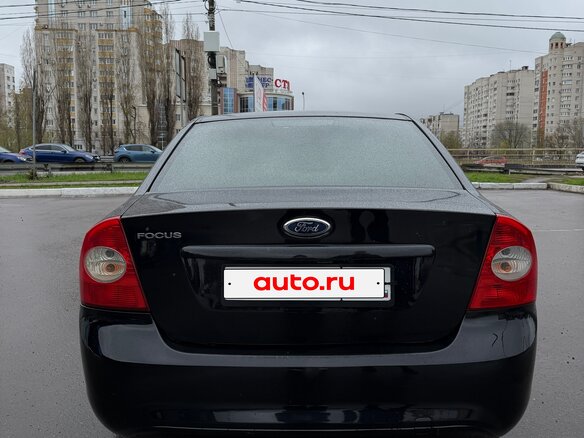 2010 Ford Focus II Рестайлинг, чёрный, 700000 рублей - вид 3