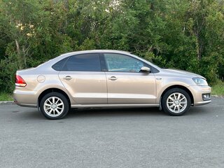 2016 Volkswagen Polo V Рестайлинг, бежевый, 1050000 рублей, вид 4