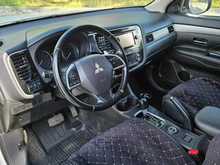 2014 Mitsubishi Outlander III Рестайлинг, белый, 1400000 рублей, вид 5