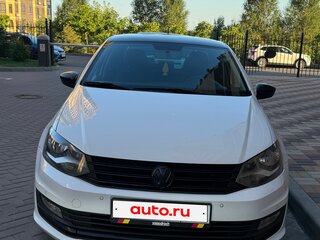 2018 Volkswagen Polo V Рестайлинг, белый, 1300000 рублей, вид 2