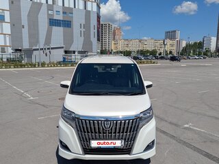 2017 Toyota Esquire I Рестайлинг, белый, 1900000 рублей, вид 2
