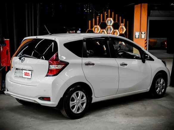 2020 Nissan Note II Рестайлинг, белый, 950000 рублей - вид 2