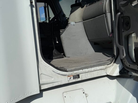 2001 Freightliner Columbia, белый, 1400000 рублей - вид 4