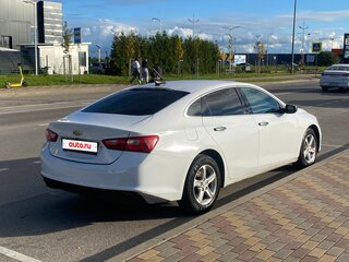 2020 Chevrolet Malibu IX Рестайлинг, белый, 1100000 рублей, вид 2