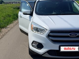 2017 Ford Kuga II Рестайлинг, белый, 1800000 рублей, вид 3
