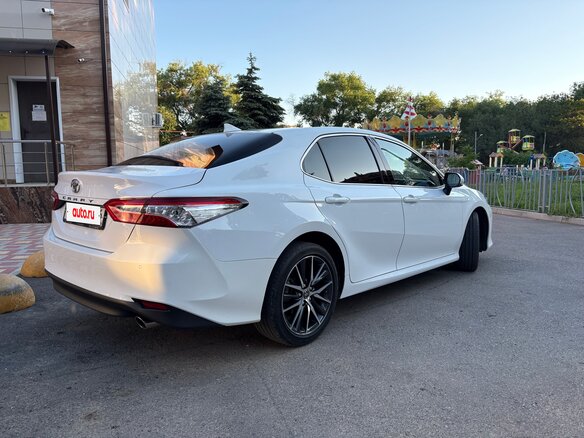 2022 Toyota Camry VIII (XV70) Рестайлинг, белый, 3800000 рублей - вид 3