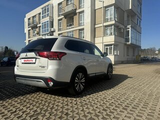 2019 Mitsubishi Outlander III Рестайлинг 3, белый, 1690000 рублей, вид 4