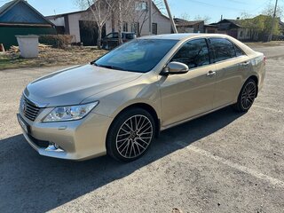 2013 Toyota Camry VII (XV50), бежевый, 1770000 рублей, вид 1