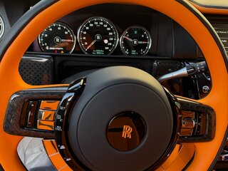 2023 Rolls-Royce Cullinan Black Badge I (Series I), чёрный, 45000000 рублей, вид 5