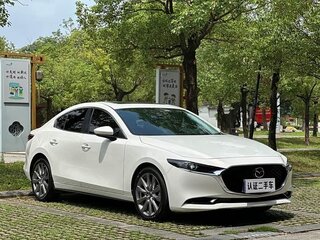 2022 Mazda 3 Axela IV (BP), белый, 1385000 рублей, вид 3