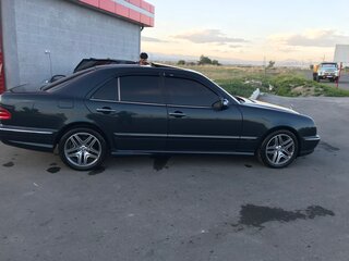 2002 Mercedes-Benz E-Класс 320 II (W210, S210) Рестайлинг, чёрный, 1800000 рублей, вид 3