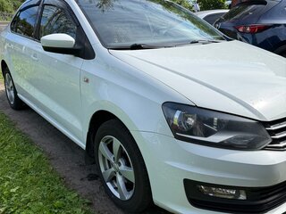 2017 Volkswagen Polo V Рестайлинг, белый, 900000 рублей, вид 3