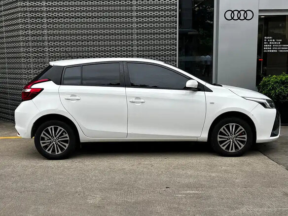 2019 Toyota Yaris DJ/DL, белый, 1180123 рублей - вид 2